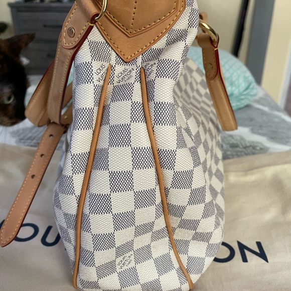 Beautiful Authentic LV Damier Azur Evora GM Handbag - Picture 4 of 16